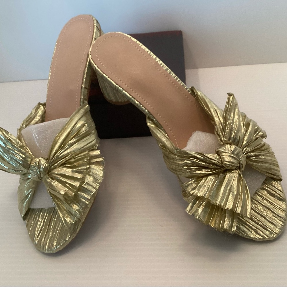 NWT. Gold Bow Slide Heels